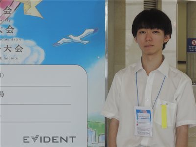 Neuro2026でポスター発表を行う小林優斗くん