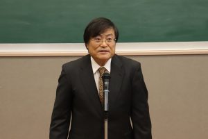 学生を激励する島田学長