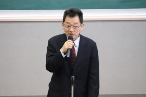 祝辞を述べる依田次長