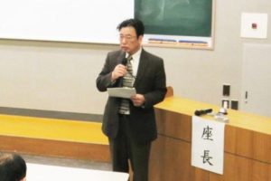 開会挨拶する堀理事・副学長