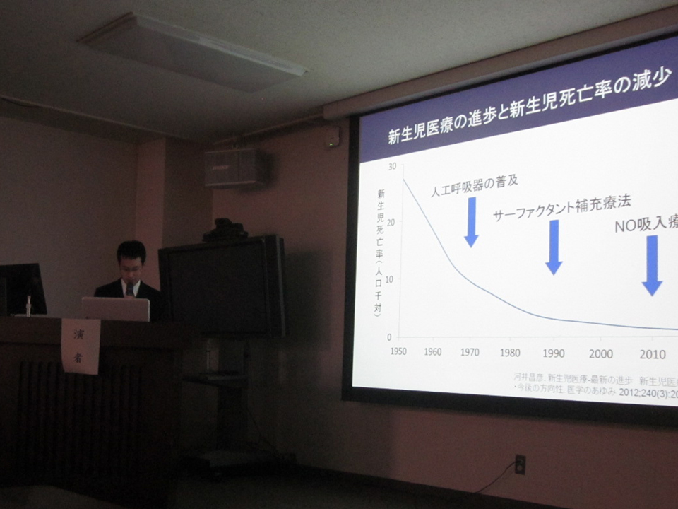 受賞記念講演をする小林千尋先生の写真