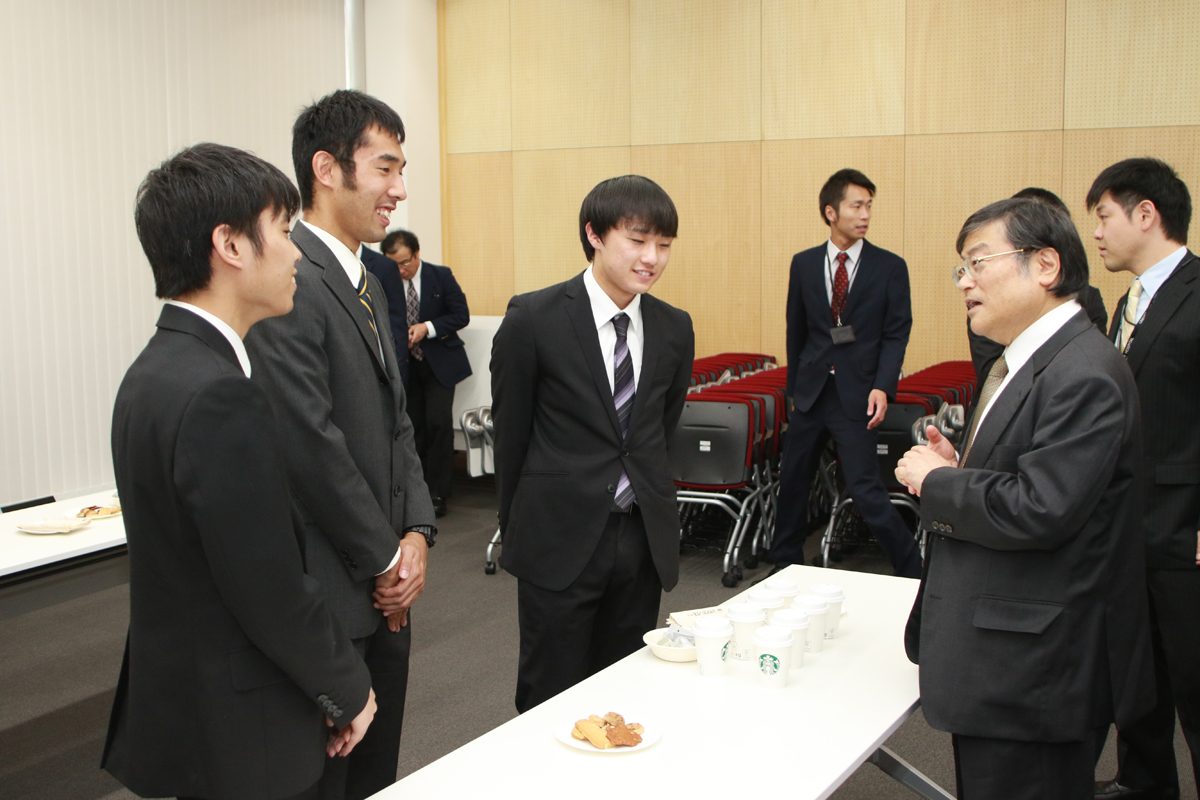 島田学長を交え語らう奨学生