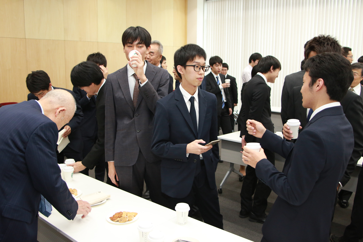 奨学生らによる交流会の写真