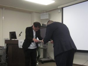 中尾会長より証書を授与される菊池長治先生の写真