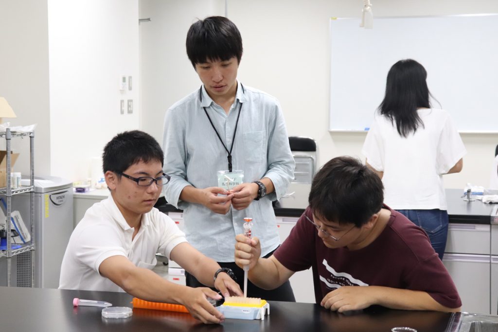 【生命環境学部】学生と一緒にミニ実験に挑戦している写真