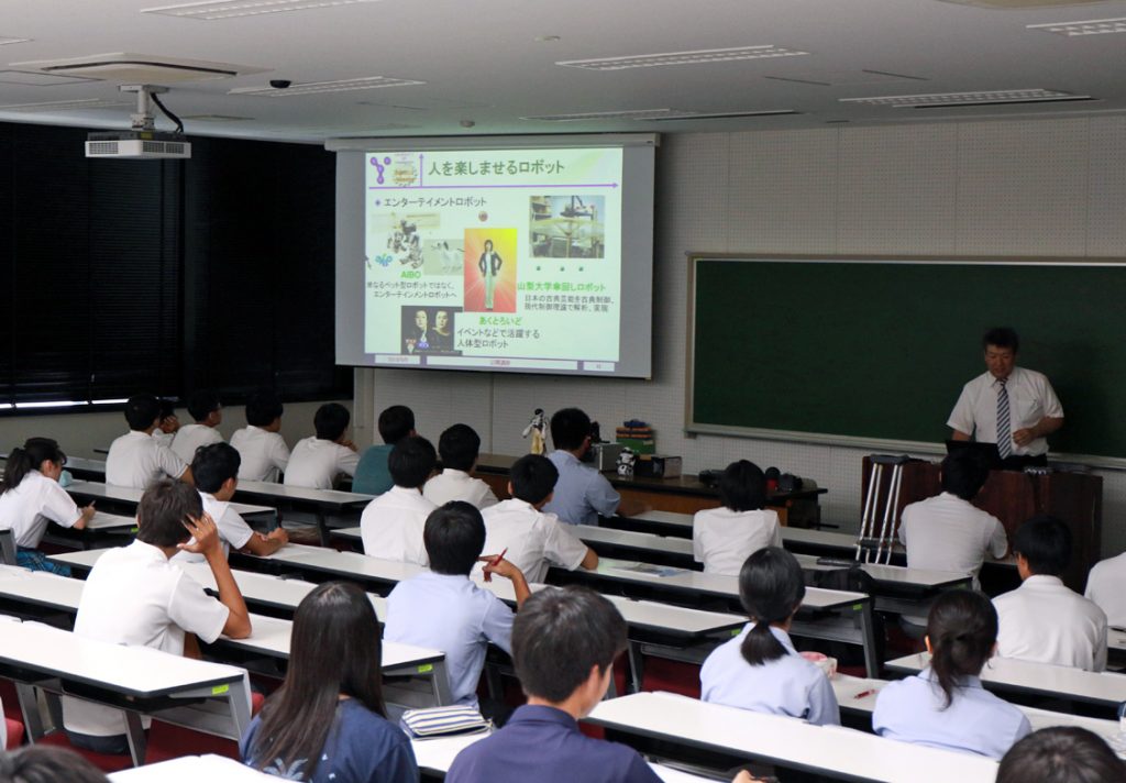 工学部：丹沢 勉 准教授の講義の様子