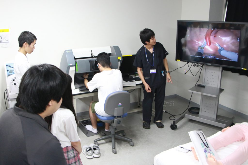 【医学部医学科】シミュレーター体験の様子