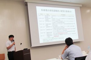 科研費採択教員が実践例を紹介する様子