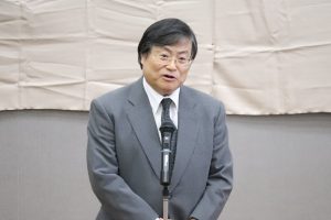 学生を激励する島田学長