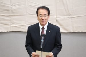 祝辞を述べる小島部長