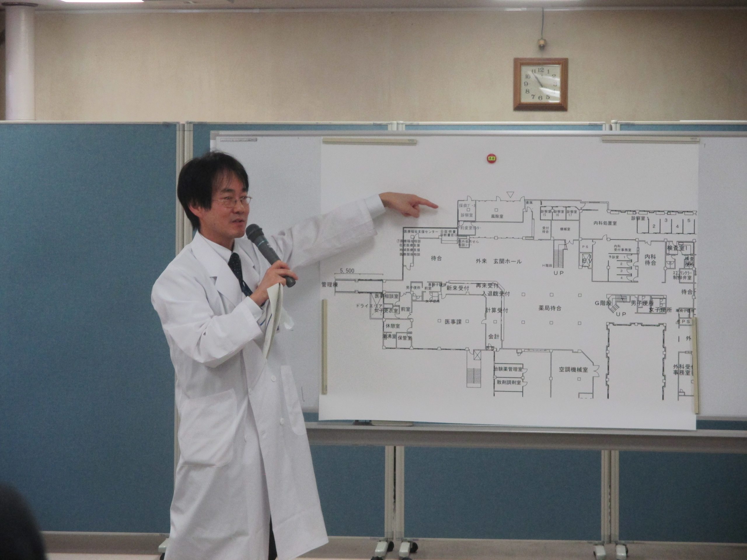 誘導経路を説明する井上副部長