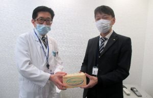 昭和町長代理の内藤寛文 副主幹政策秘書係長（右）よりマスクを受け取る波呂感染制御部長（左）