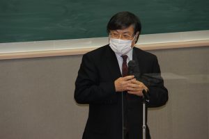 学生を激励する島田学長