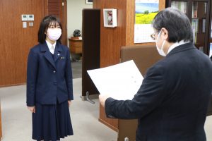 島田学長が滝本さんに感謝状を贈呈