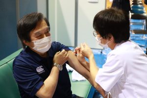ワクチンの接種を受ける武田病院長
