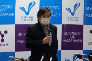 接種状況について説明する島田学長