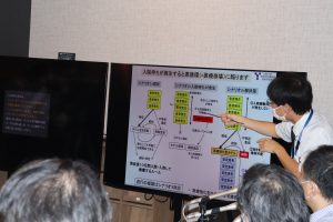 説明する井上修 医学部附属病院感染制御部特任教授