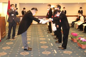 長崎知事から表彰を受ける井上特任教授