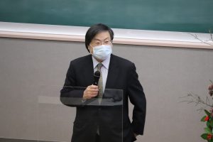 学生を激励する島田学長