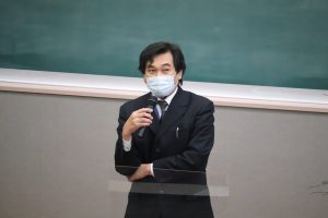 挨拶をする平田学部長