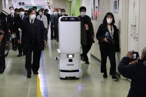 走行するロボットと島田学長