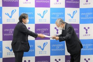 手塚会長（左）へ感謝状を贈呈する島田学長（右）