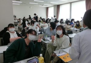 R5看護学科4年生新学期ガイダンス後の一コマ