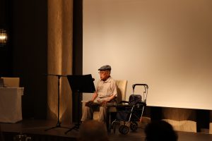 95歳の長寿によるハーモニカの演奏