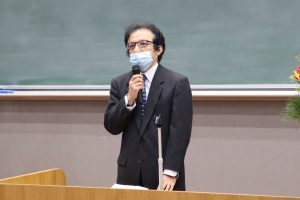 挨拶する小泉医学部長