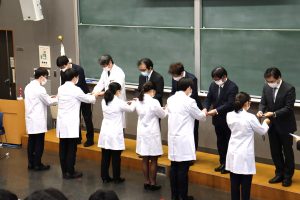 学生に認定証を授与する様子