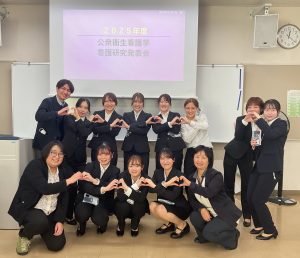 発表を終えて、笑顔で記念撮影!